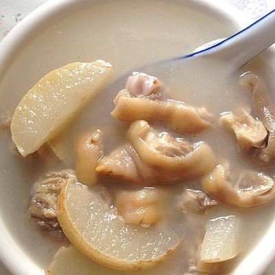 猪蹄雪梨汤—秋季去燥养颜汤的做法